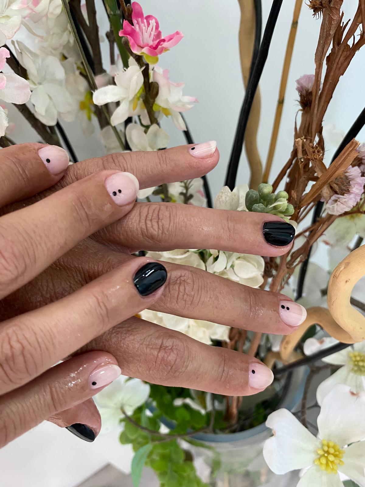 Manicura en negro y nude con diseño de puntos