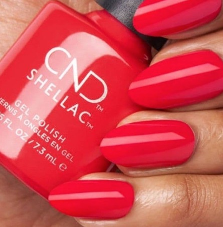 Manicura con esmalte permanente CND Shellac en rojo